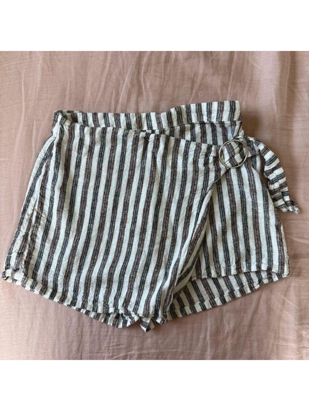 Love Tree Striped Wrap Shorts Buckle Detail White Black Women's Size M - Picture 1 of 5